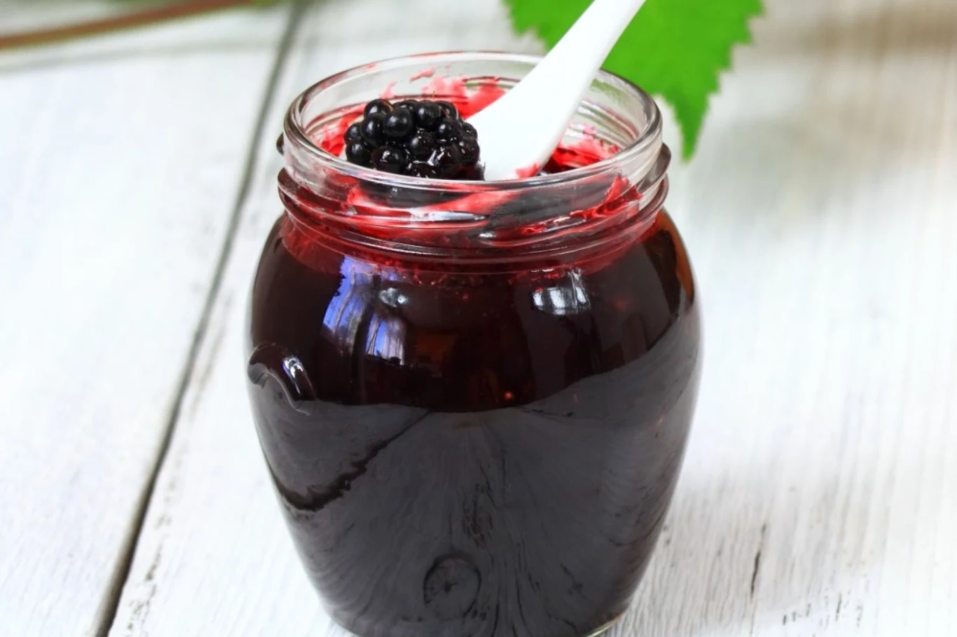 Dżem z jeżyn jest pyszny, słodki i idealny na zimę