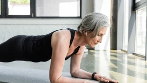 Ćwiczenie, które rzeźbi brzuch i odciąża kręgosłup. Lepsze niż deska