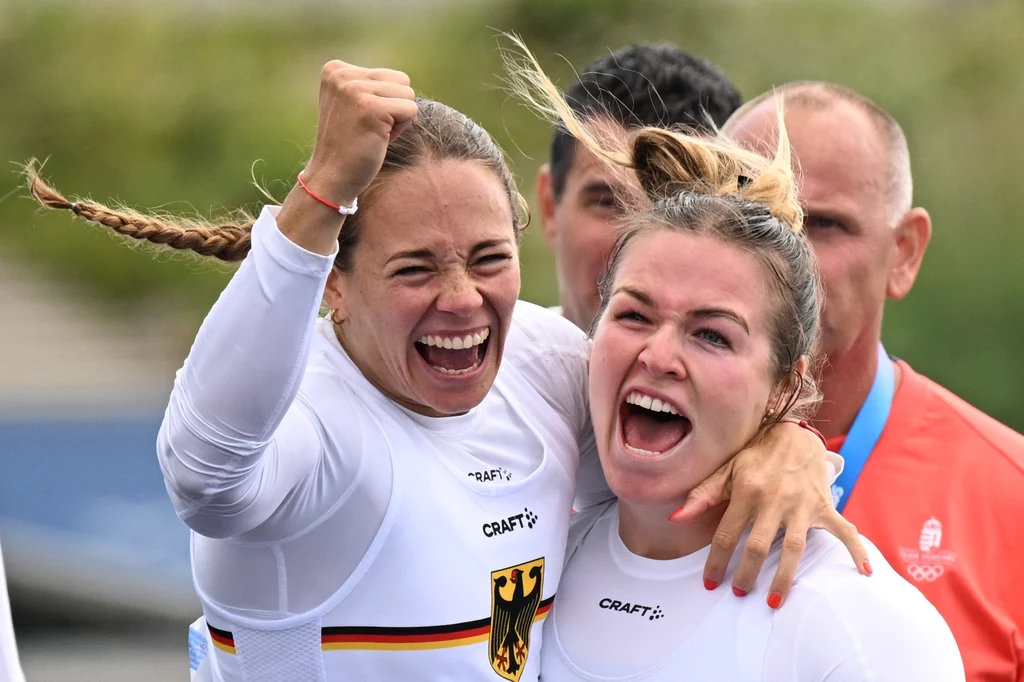 Paulina Paszek (z lewej) i Jule Marie Hake świętują jeden z dwóch medali olimpijskich w Paryżu Paulina Paszek (z lewej) i Jule Marie Hake świętują jeden z dwóch medali olimpijskich w Paryżu
