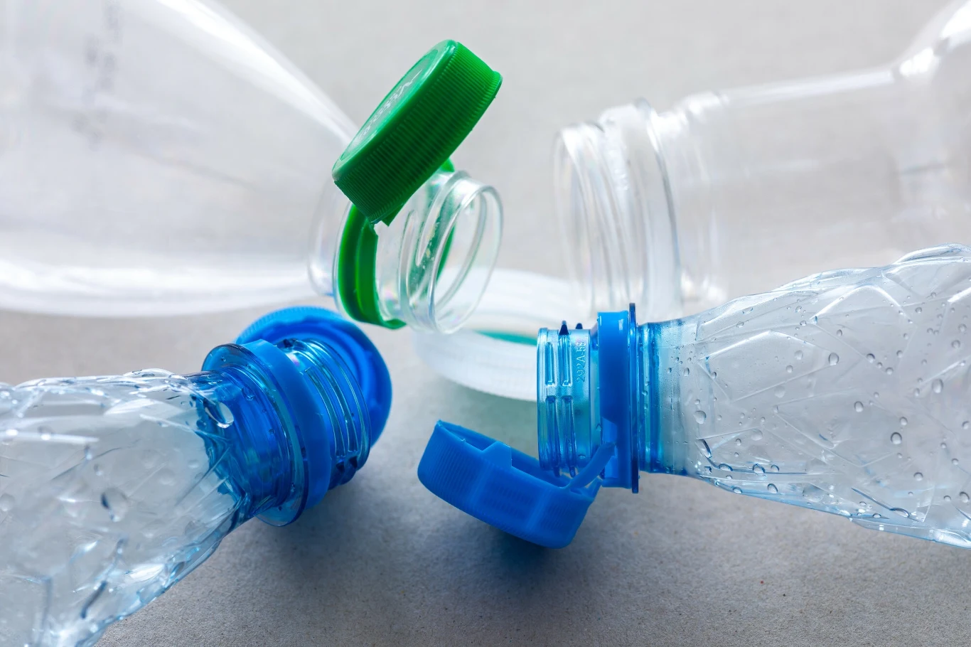 W mediach pojawiają się informacje, że Polacy przestają wyrzucać plastikowe butelki i chomikują je, aby zarobić po wejściu w życie systemu kaucyjnego W mediach pojawiają się informacje, że Polacy przestają wyrzucać plastikowe butelki i chomikują je, aby zarobić po wejściu w życie systemu kaucyjnego