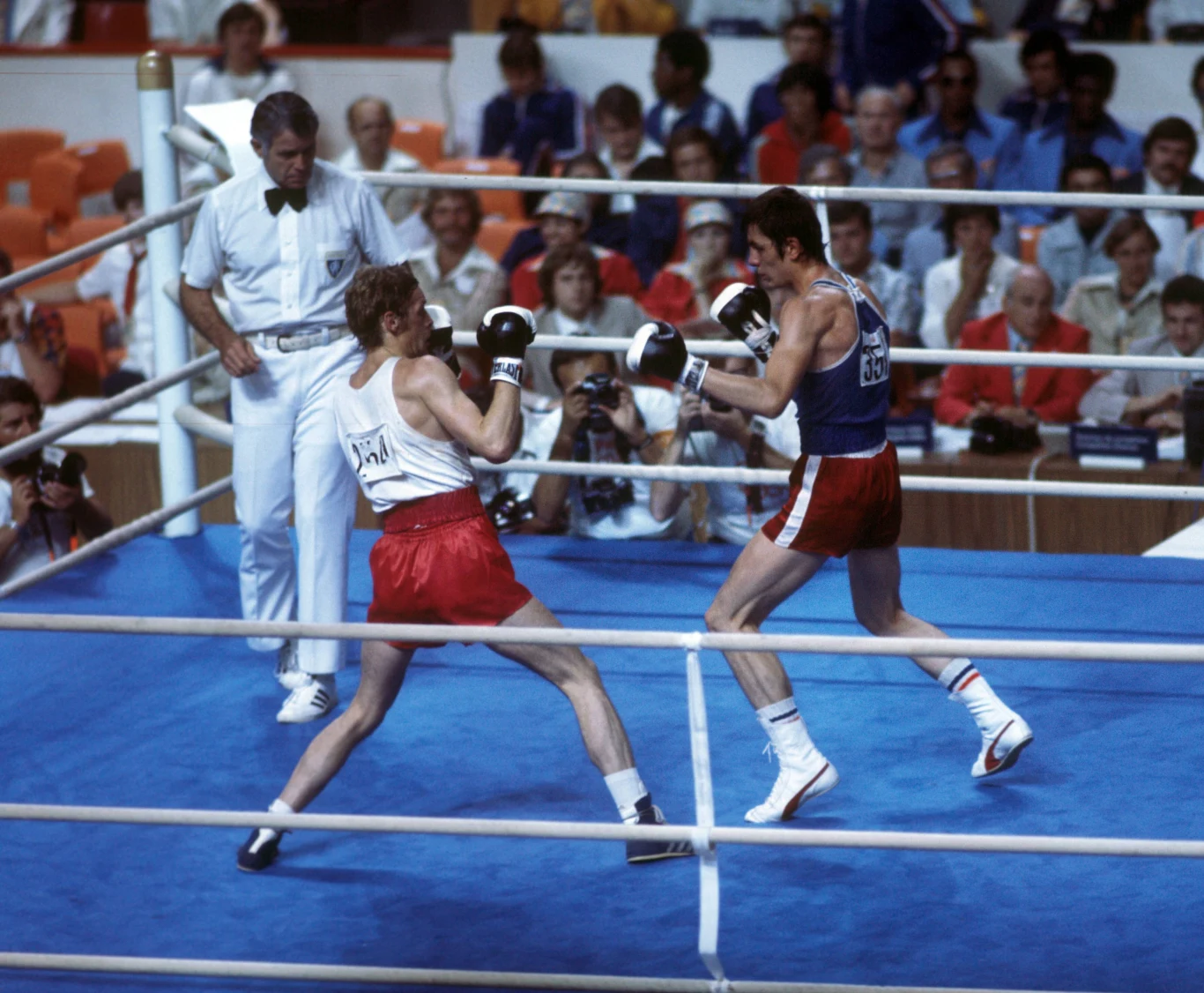 Jerzy Rybicki (z lewej) w walce z Tadijem Kačarem w finale igrzysk olimpijskich w Montrealu w 1976 roku. To wtedy Polak wywalczył złoty medal