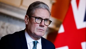 Keir Starmer poinformował o rezygnacji z funkcji premiera Wielkiej Brytanii i lidera Partii Pracy. Wybory nowego po wakacjach.