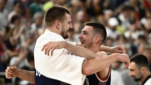IO Paryż 2024. Nikola Jokić i Vanja Marinković świętujący po meczu o brąz z Niemcami