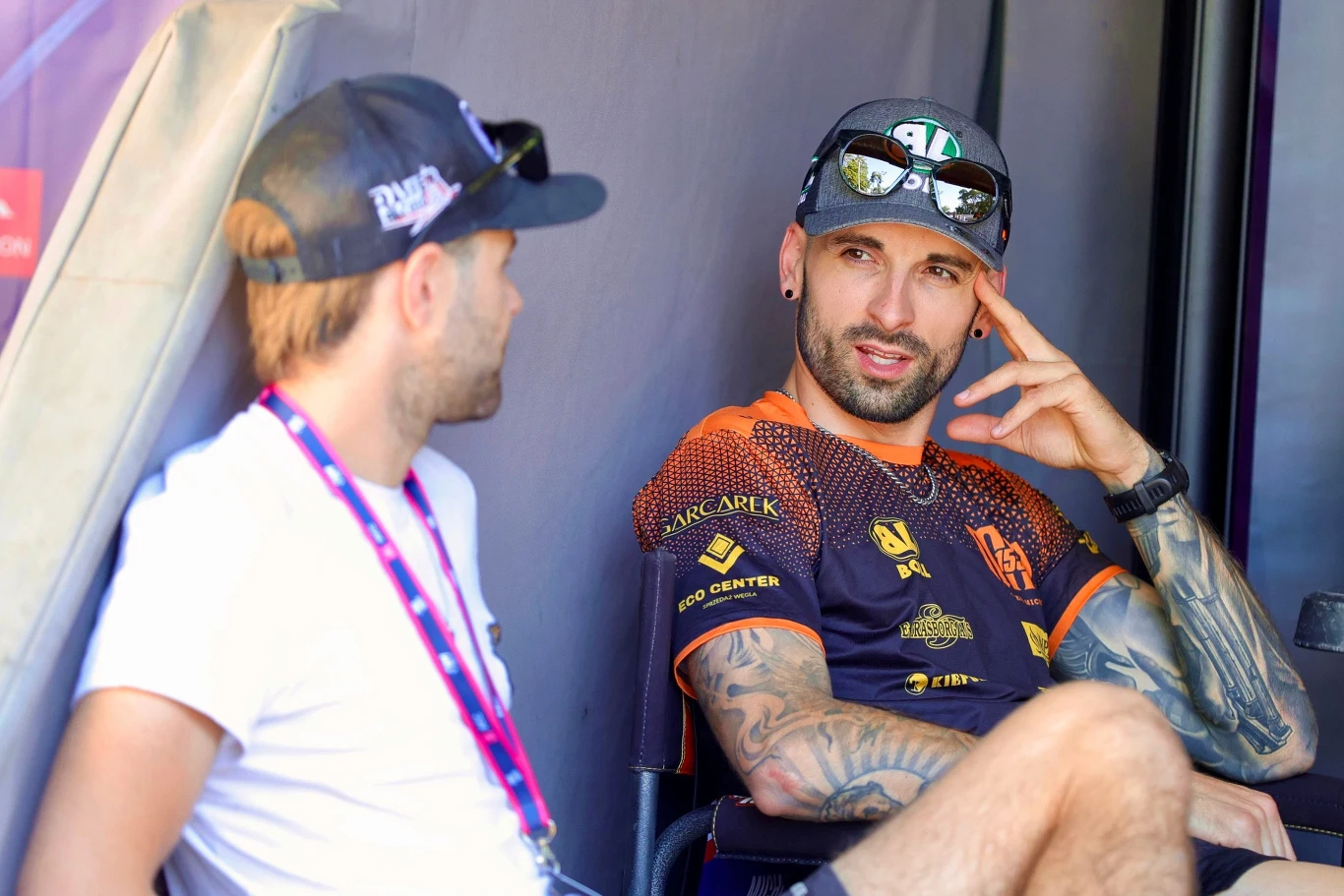 Mikkel Michelsen rozmawia z Rasmusem Jensenem.