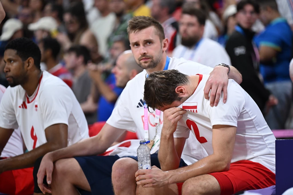 Siatkarze reprezentacji Polski Mateusz Bieniek (w środku) i Grzegorz Łomacz (z prawej) po przegranym meczu finałowym z Francją Siatkarze reprezentacji Polski Mateusz Bieniek (w środku) i Grzegorz Łomacz (z prawej) po przegranym meczu finałowym z Francją