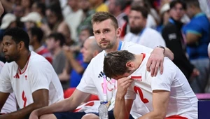 Siatkarze reprezentacji Polski Mateusz Bieniek (w środku) i Grzegorz Łomacz (z prawej) po przegranym meczu finałowym z Francją