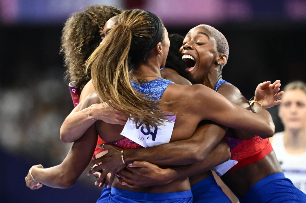 Radość Amerykanek. Zdobyły złoto, poprawiły rekord kraju. Do rekordu świata ZSRR zabrakło 10 setnych sekundy Radość Amerykanek. Zdobyły złoto, poprawiły rekord kraju. Do rekordu świata ZSRR zabrakło 10 setnych sekundy