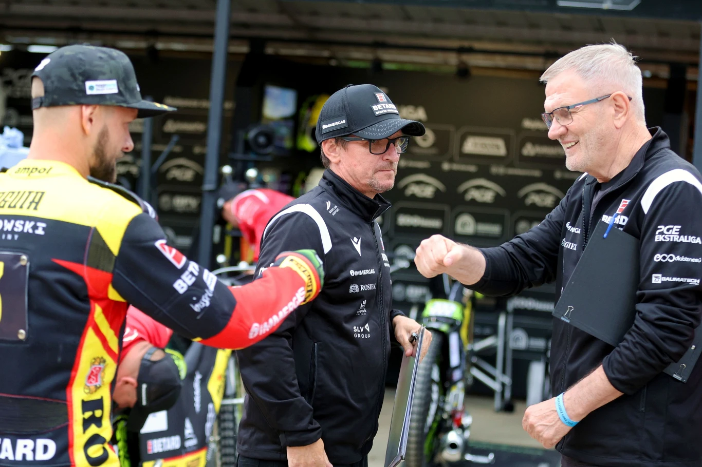 Andrzej Rusko wita się z Artiomem Łagutą. W środku Dariusz Śledź.