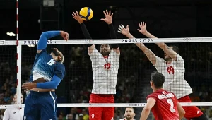 Earvin N'Gapeth (z numerem 9) atakuje w meczu z Polską
