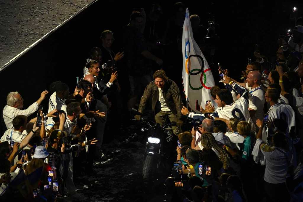Tom Cruise podczas ceremonii zamknięcia igrzysk w Paryżu Tom Cruise podczas ceremonii zamknięcia igrzysk w Paryżu