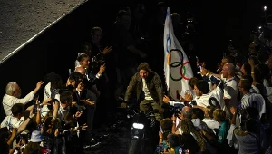 Tom Cruise podczas ceremonii zamknięcia igrzysk w Paryżu