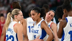 Paryż 2024. Gabby Williams (w środku) miała ogromnego pecha w finale koszykówki kobiet...