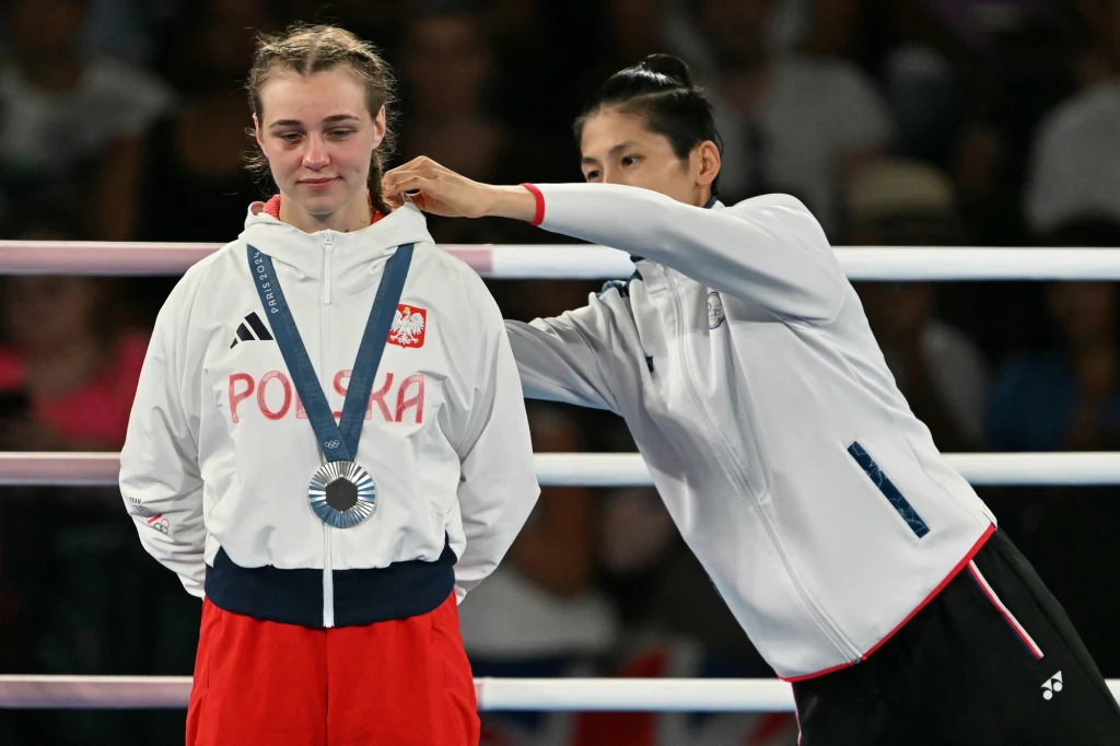 Julia Szeremeta podczas ceremonii medalowej