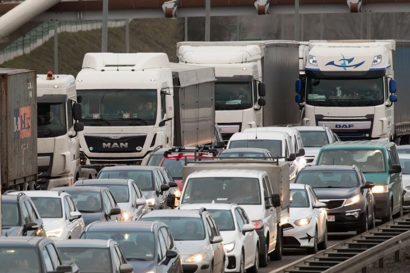 Kierowcy ciężarówek muszą być na kilka dni ograniczeń w poruszaniu się po drogach publicznych. Kierowcy ciężarówek muszą być na kilka dni ograniczeń w poruszaniu się po drogach publicznych.