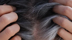 Nigdy nie rób tego z siwymi włosami. Niby niepozorne, ale bardzo szkodzi