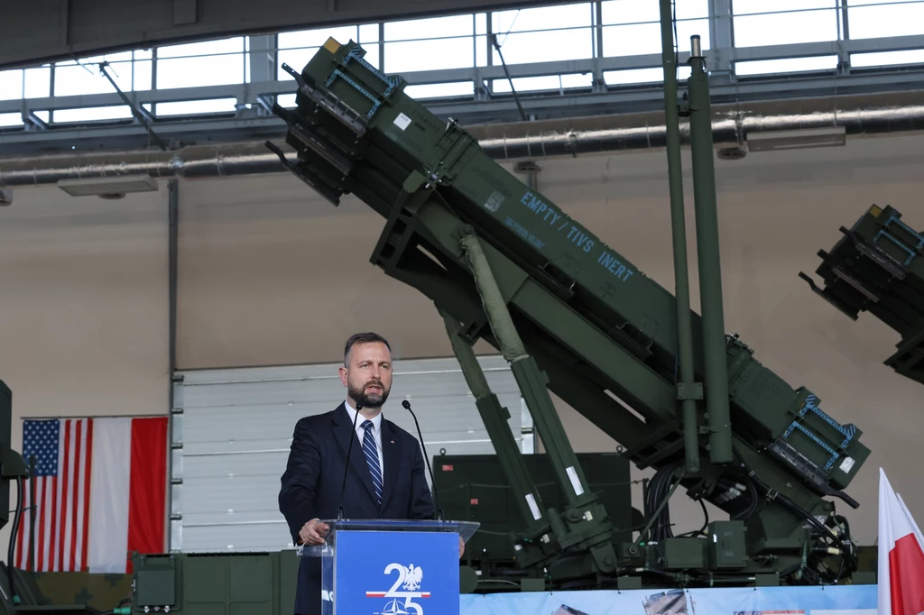 Szef MON Władysław Kosiniak-Kamysz przemawia podczas uroczystości podpisania umowy pomiędzy Hutą Stalowa Wola S.A. a Raytheon Polska na produkcję 48 wyrzutni M903