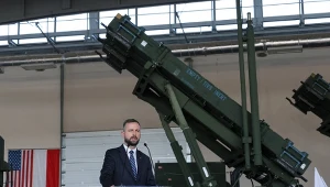 Szef MON Władysław Kosiniak-Kamysz przemawia podczas uroczystości podpisania umowy pomiędzy Hutą Stalowa Wola S.A. a Raytheon Polska na produkcję 48 wyrzutni M903
