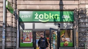 Pracował w Żabce w tygodniu. Gdy odmówił pracy w niedziele, nie dostał pensji