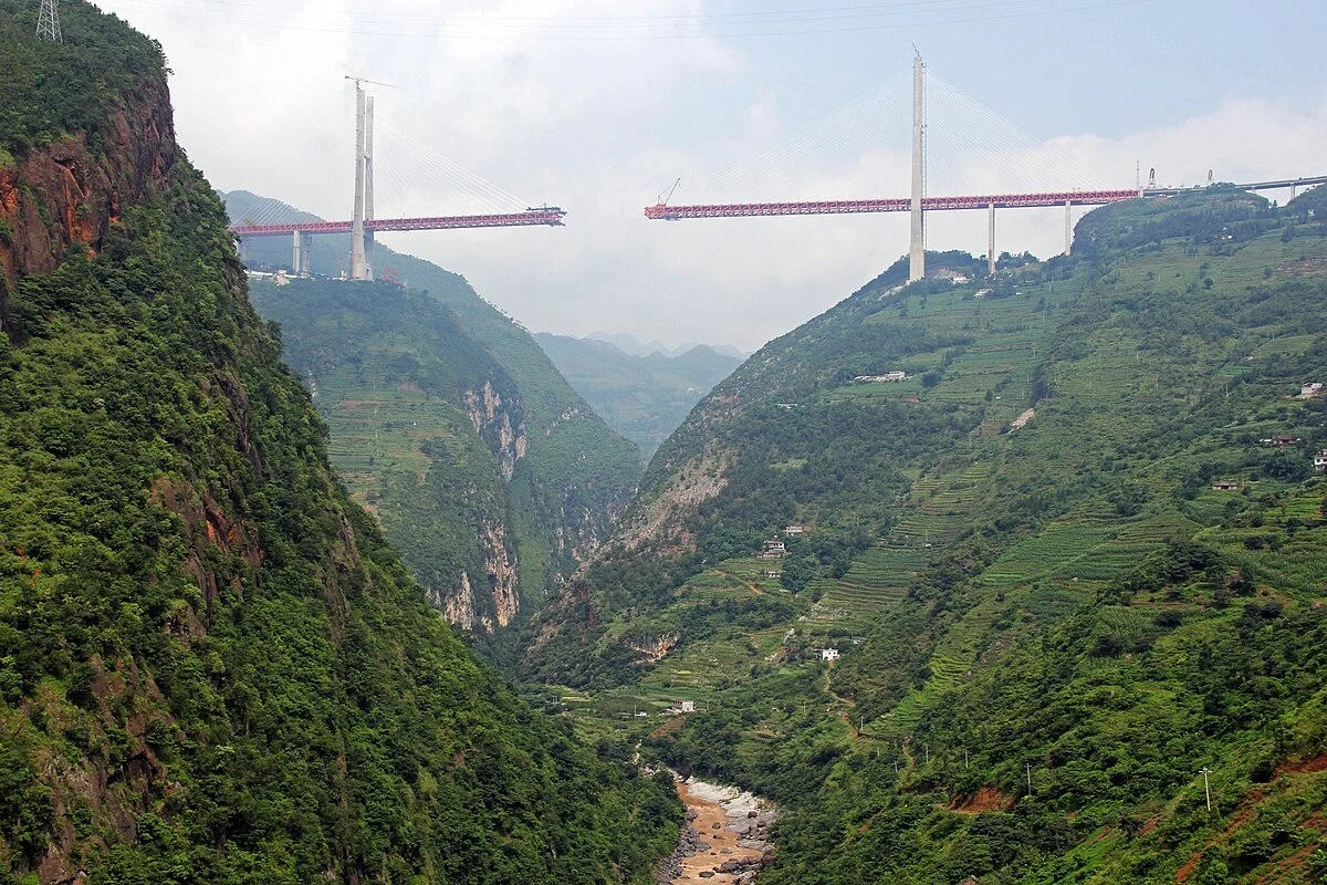 Most Beipanjiang w budowie, 2016 r. Most Beipanjiang w budowie, 2016 r.
