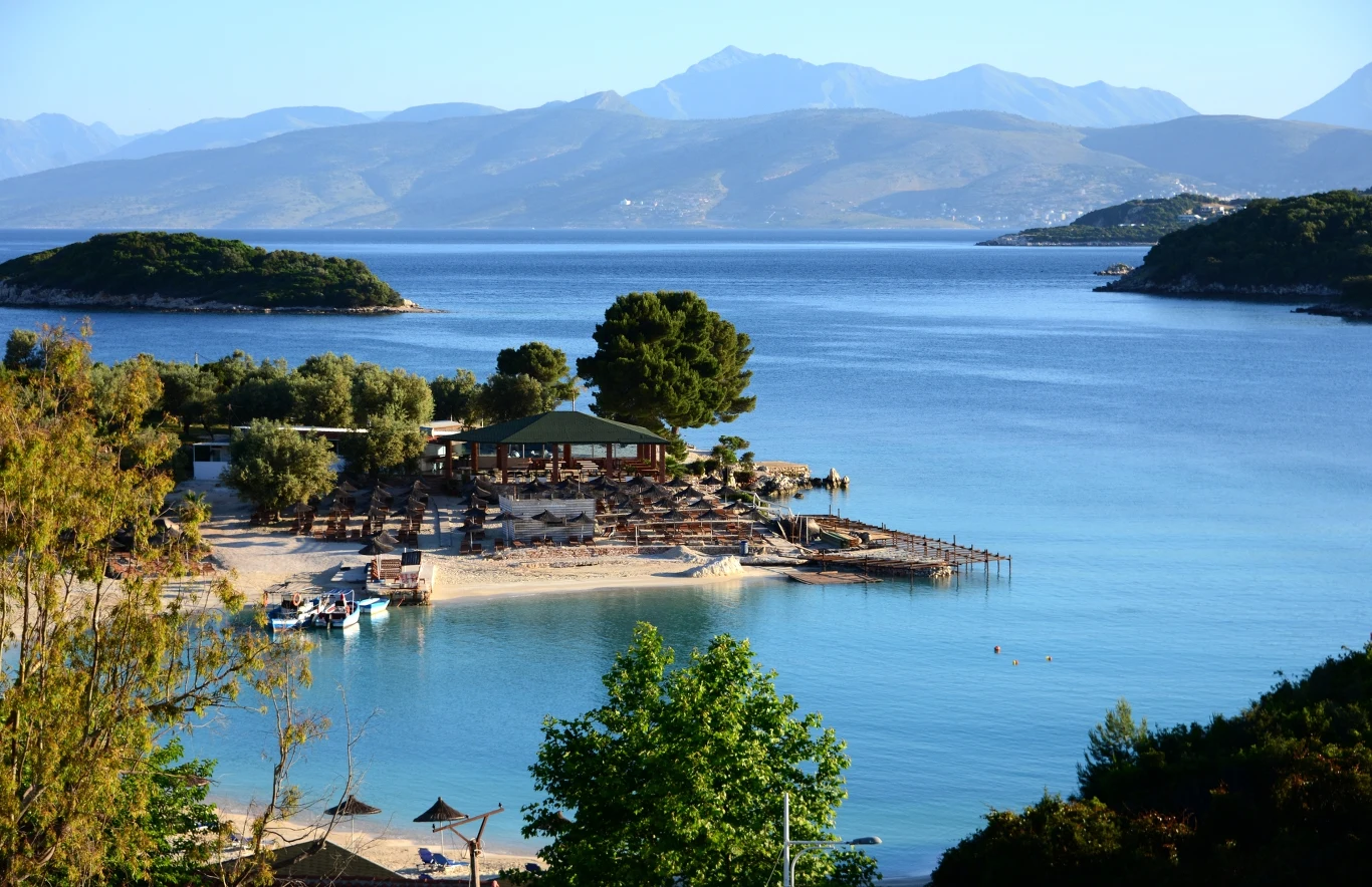 "Malediwy Europy" to tylko dwie godziny lotu samolotem z Polski. Są idealnym celem na wakacyjny wyjazd. 