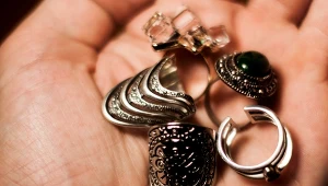 Poszarzałe srebro traci swój urok? Posyp je tym, a w mig odzyska blask 