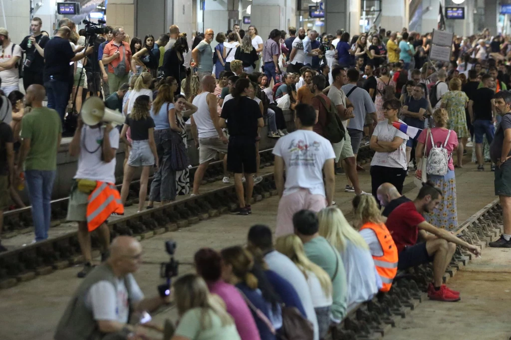 Serbowie protestują przeciw budowie kopalni litu. Zablokowali dwa dworce kolejowe w Belgradzie.