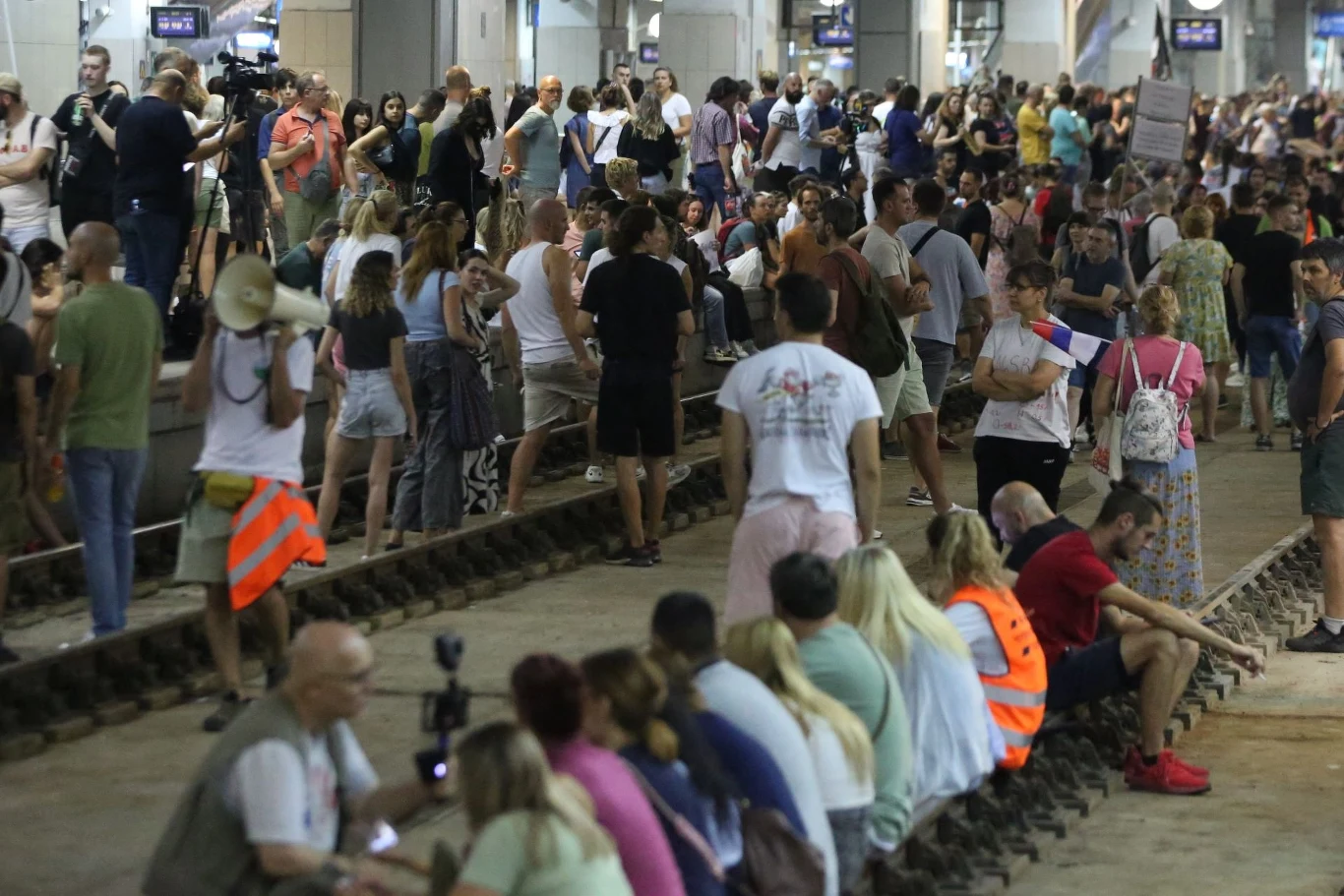 Serbowie protestują przeciw budowie kopalni litu. Zablokowali dwa dworce kolejowe w Belgradzie. Serbowie protestują przeciw budowie kopalni litu. Zablokowali dwa dworce kolejowe w Belgradzie.