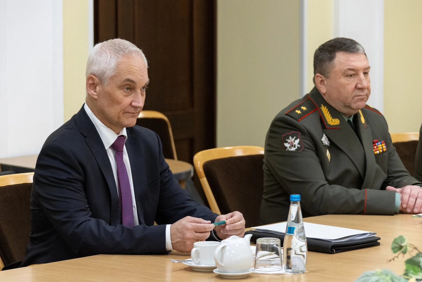 Minister obrony Rosji Andriej Biełousow (po lewej) podczas narady wojskowej Minister obrony Rosji Andriej Biełousow (po lewej) podczas narady wojskowej