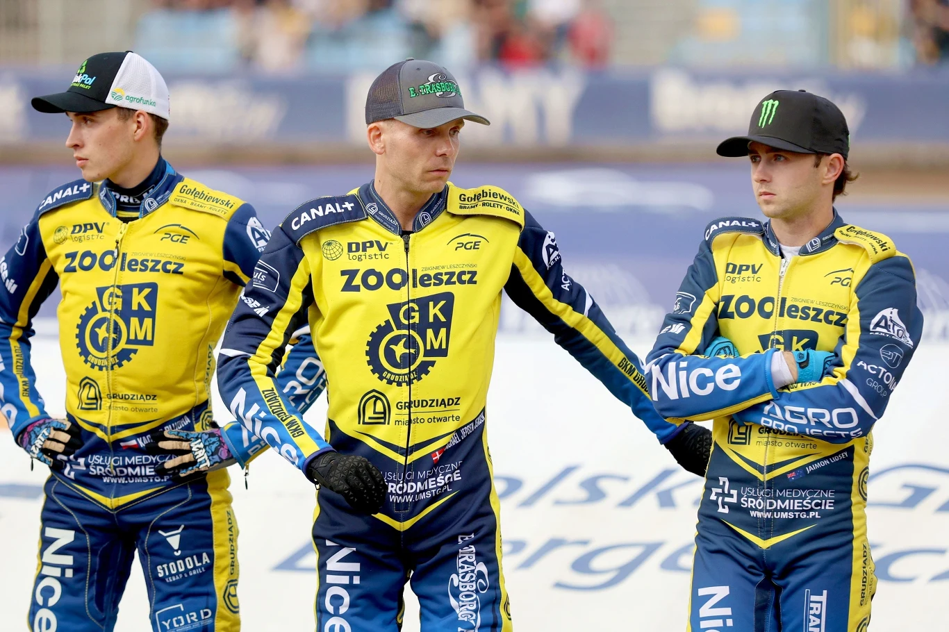 Michael Jepsen Jensen na prezentacji. Po lewej Kacper Pludra, po prawej Jaimon Lidsey. Michael Jepsen Jensen na prezentacji. Po lewej Kacper Pludra, po prawej Jaimon Lidsey.