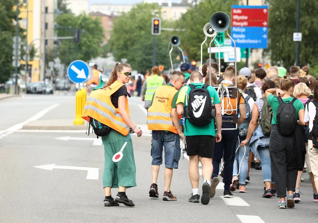 Czy można wyprzedzać pielgrzymkę idącą w kolumnie?