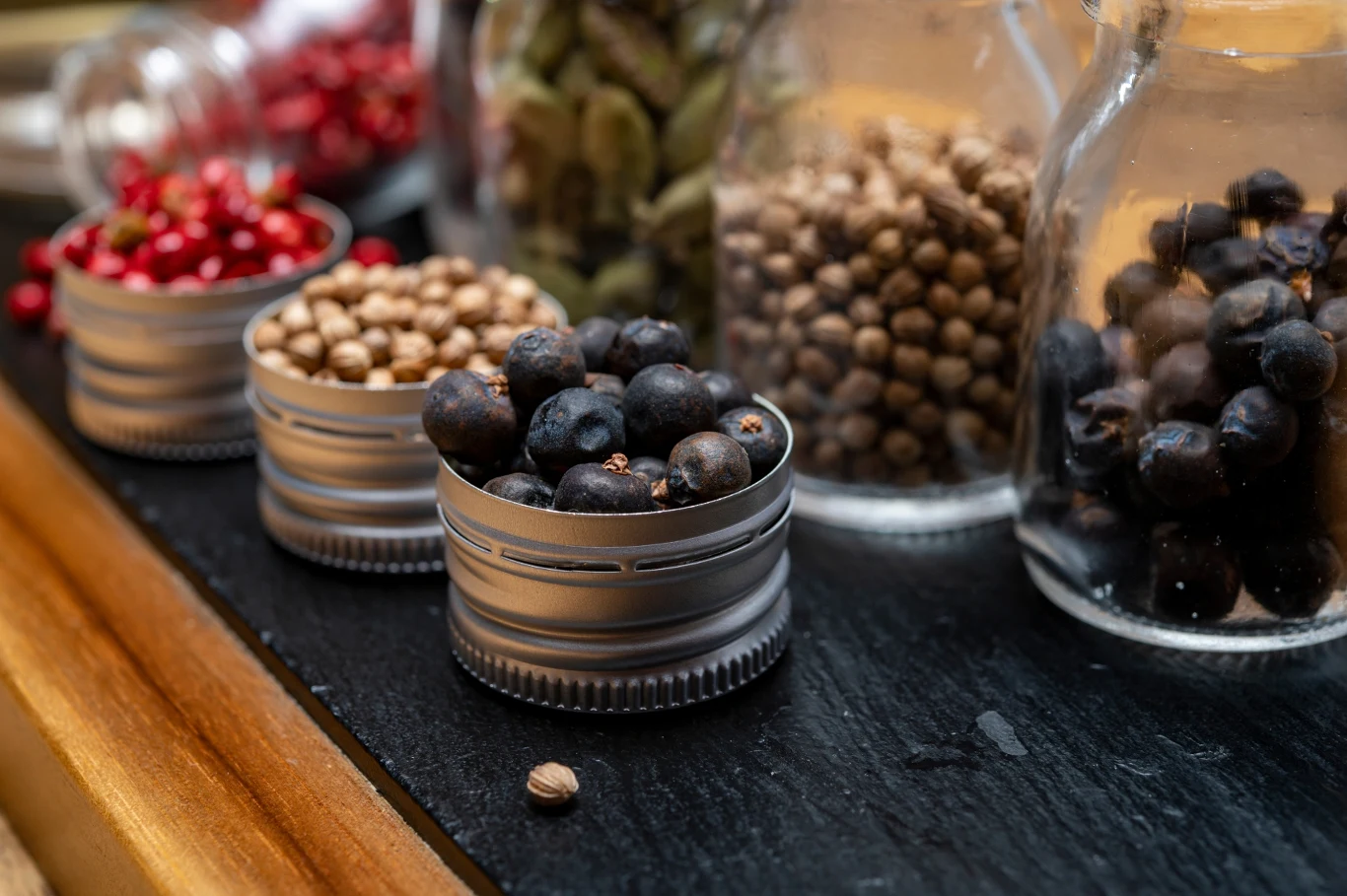 Owoce jałowca warto mieć w kuchni. Sprawdzają się jako dodatek m.in. do mięs czy bigosu