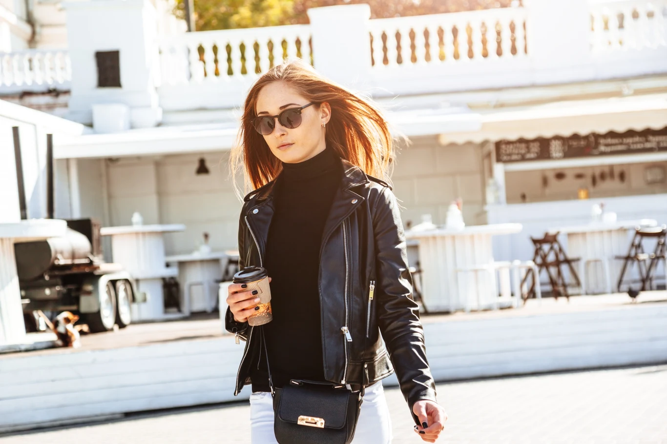 Kurtka skórzana pasuje do większości stylizacji i już od wielu lat możemy zauważyć, że jesienią króluje na ulicach 