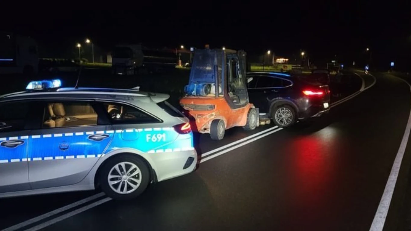 50-latek przewoził bmw wózkiem widłowym 50-latek przewoził bmw wózkiem widłowym