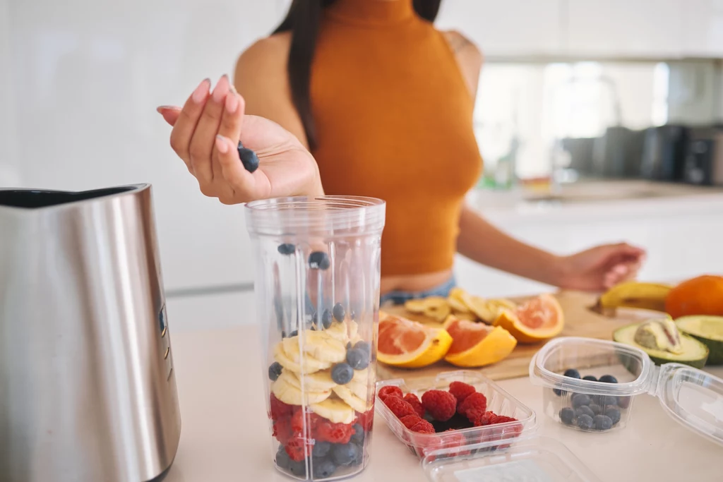 Idealną opcją na śniadanie jest także smoothie z owocami i dodatkiem czarnuszki