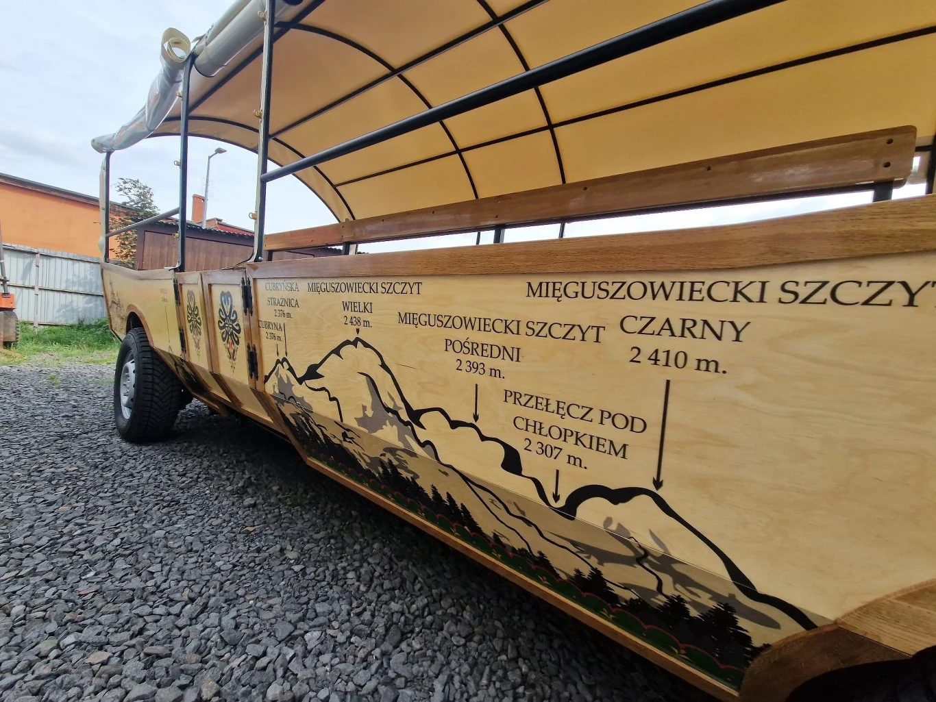 Nowy pojazd nawiązuje wyglądem do klasycznych fasiągów wożących turystów na Morskie Oko / fot. Innovation AG Nowy pojazd nawiązuje wyglądem do klasycznych fasiągów wożących turystów na Morskie Oko / fot. Innovation AG