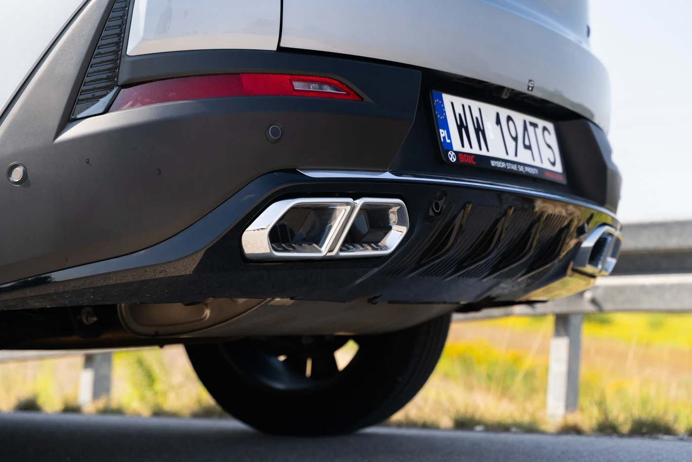 Końcówki układu wydechowego wyglądają bojowo, ale to tylko imitacje.