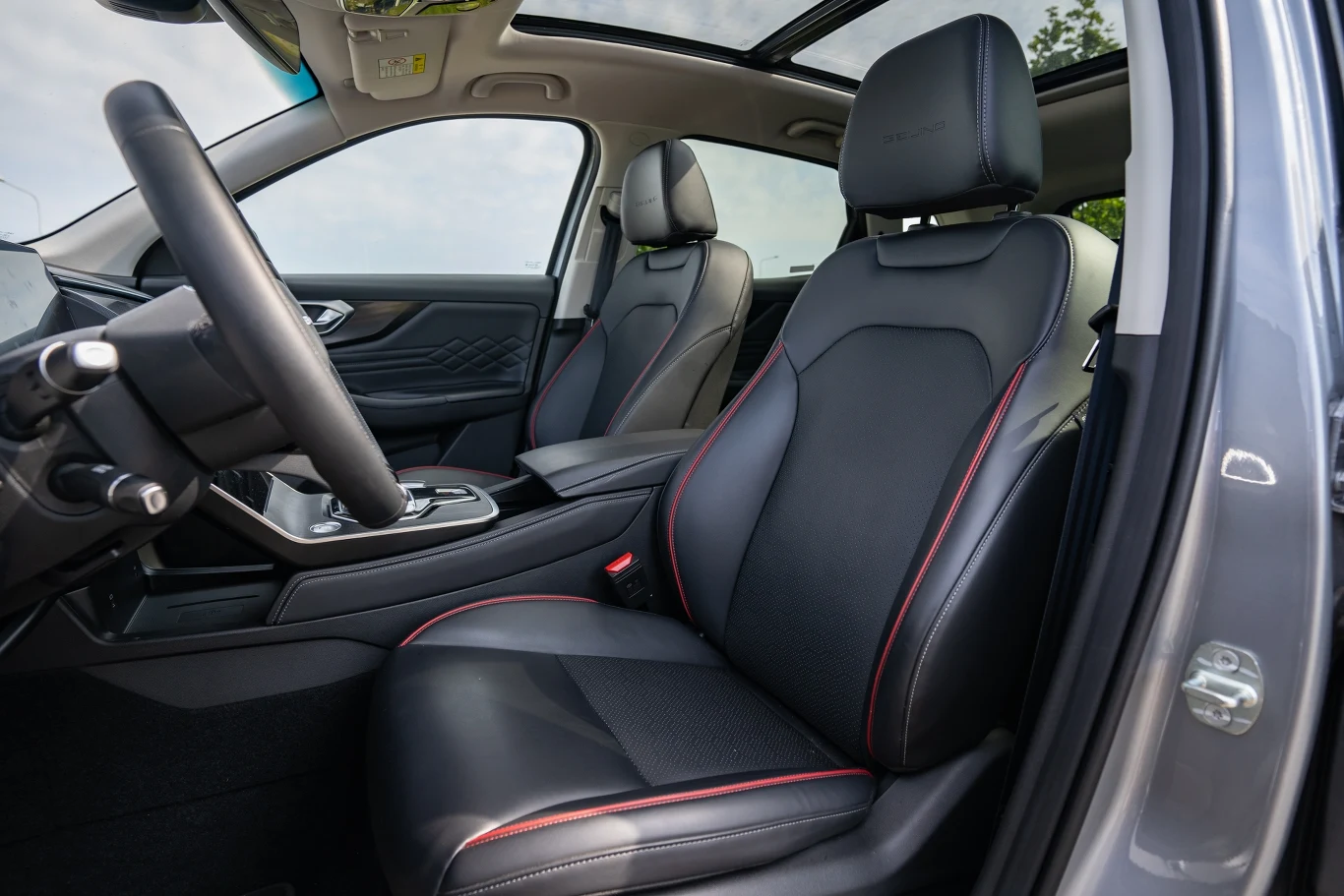 Fotele są wygodne i reguluje się je elektrycznie, mają nawet funkcję masażu.