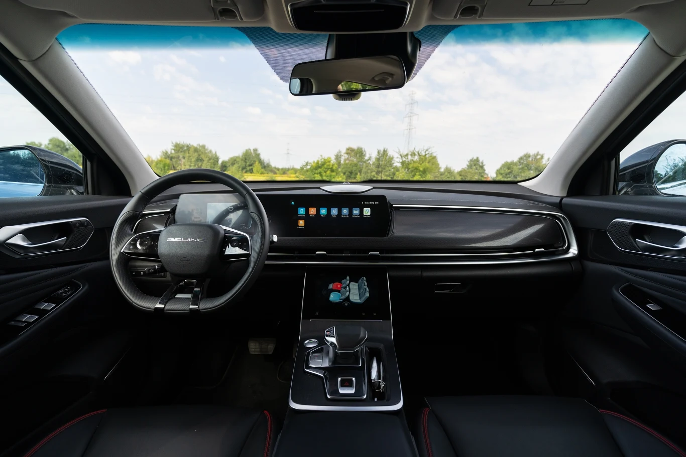 Skórzana tapicerka przypomina imitację, plastiki nie są specjalnie atrakcyjne wizualnie.