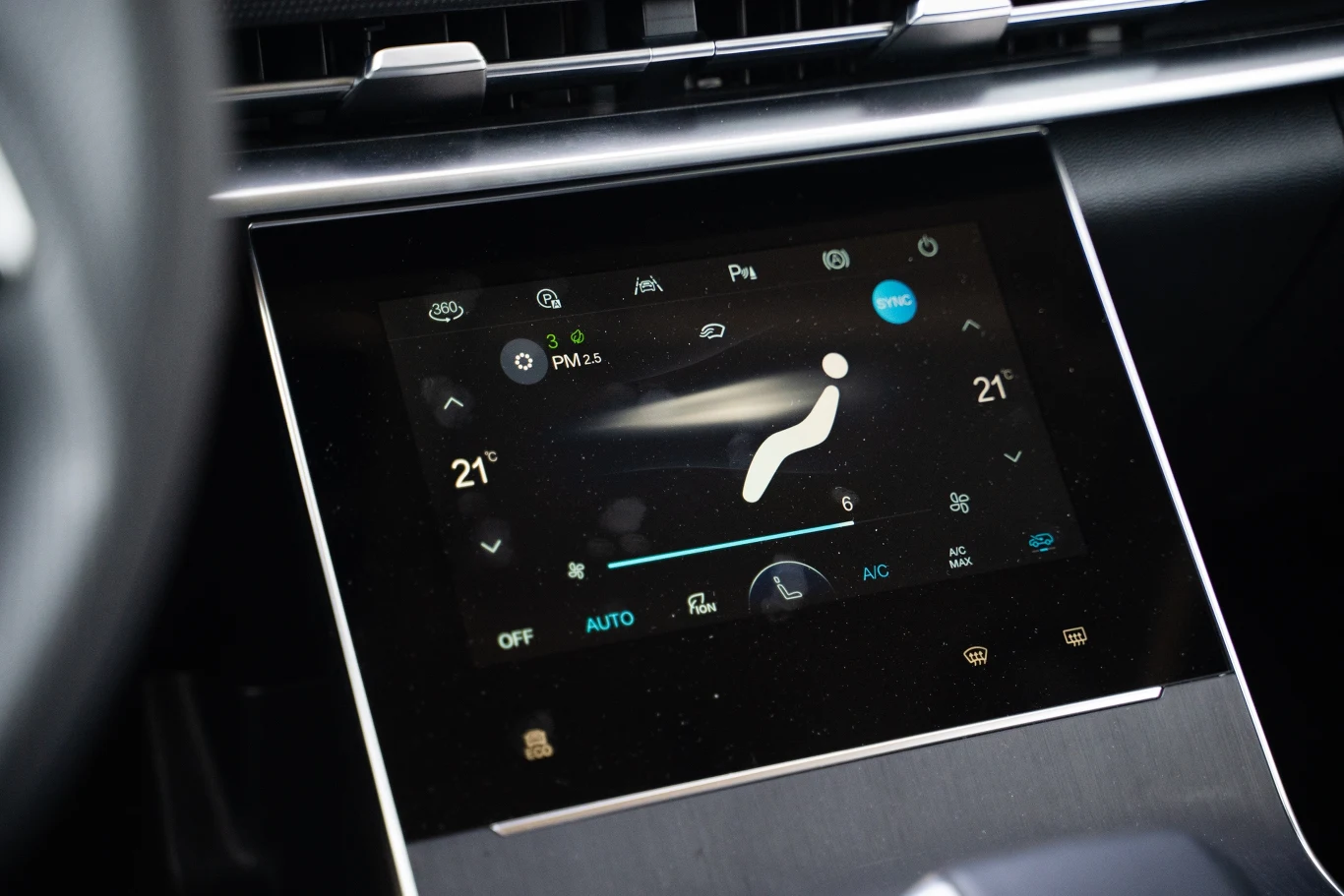 Z poziomu trzeciego ekranu możemy sterować klimatyzacją i najważniejszymi funkcjami samochodu.