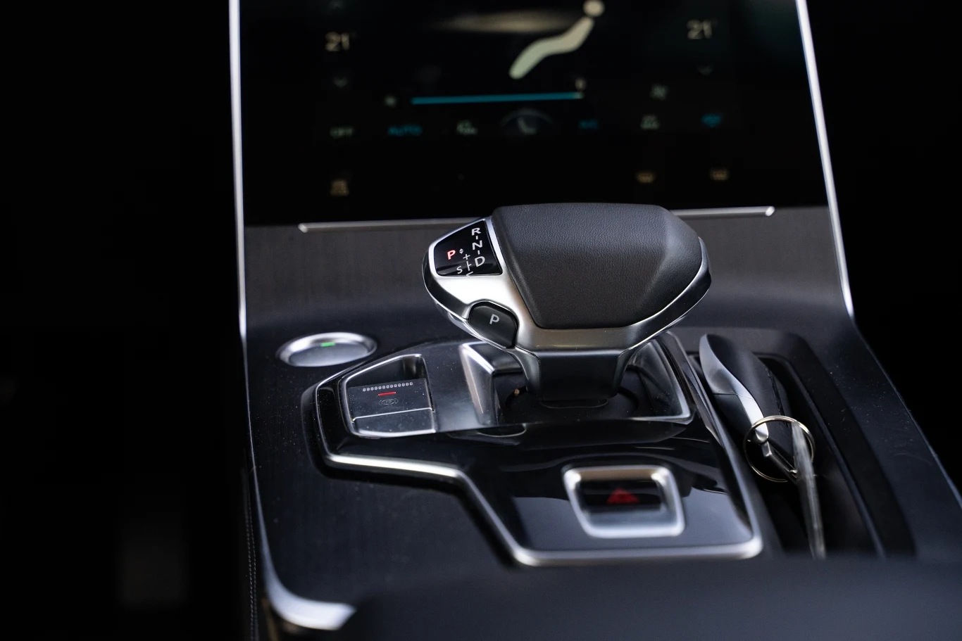 Auto ma tendencję do szarpania, kiedy ruszamy z włączonym automatycznym hamulcem postojowym.