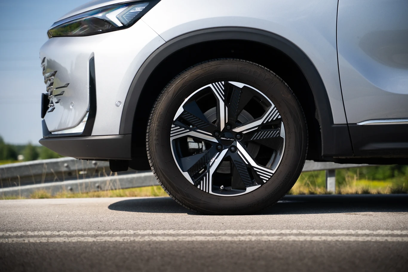 Prześwit auta wynosi solidne 20 cm, co oznacza, że Beijingiem 7 spokojnie można zjechać na nierówną drogą, byleby niezbyt wymagającą