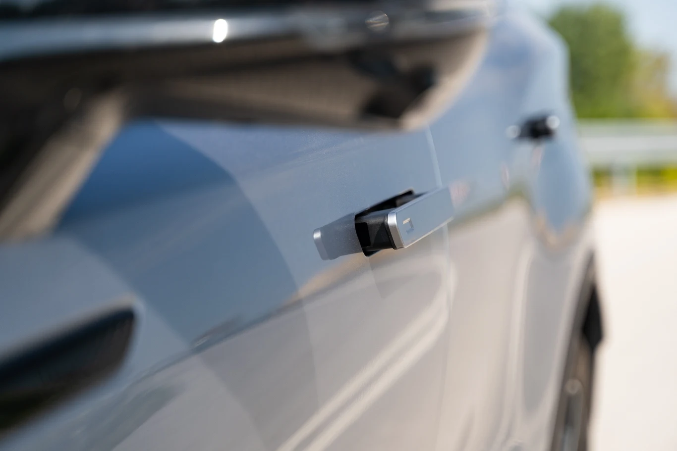 Wysuwane klamki to ciekawy akcent na nadwoziu, w tej klasie raczej niespotykany.