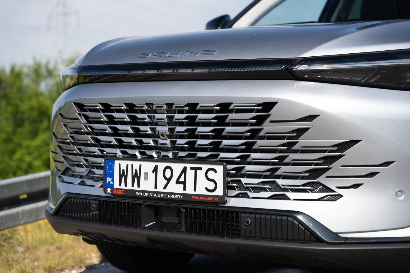 Osłona chłodnicy wygląda jakby wycięto ją w przedniej części nadwozia. Pas między reflektorami jest podświetlany