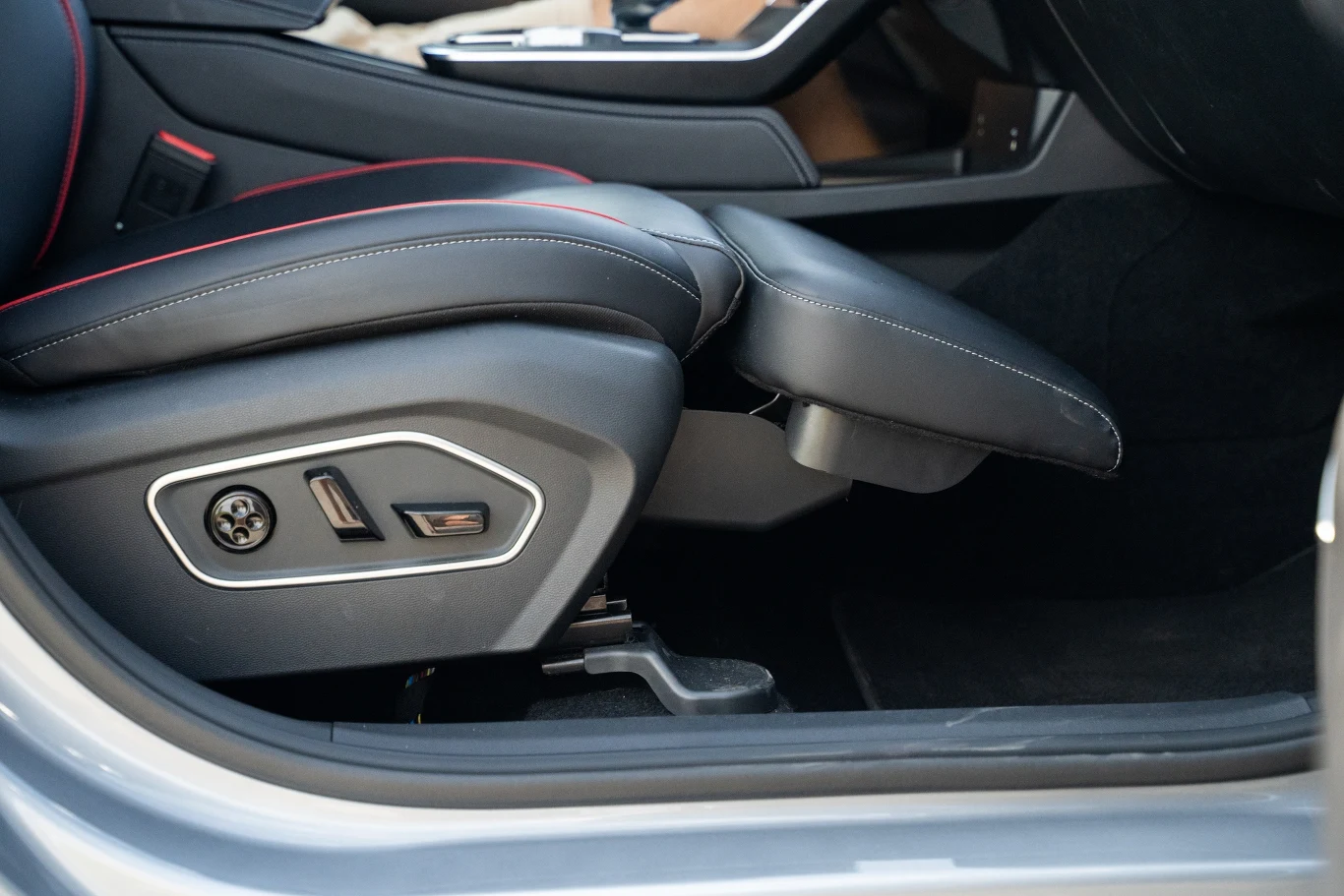 Fotel pasażera wyposażono w rozkładany elektrycznie podnóżek.