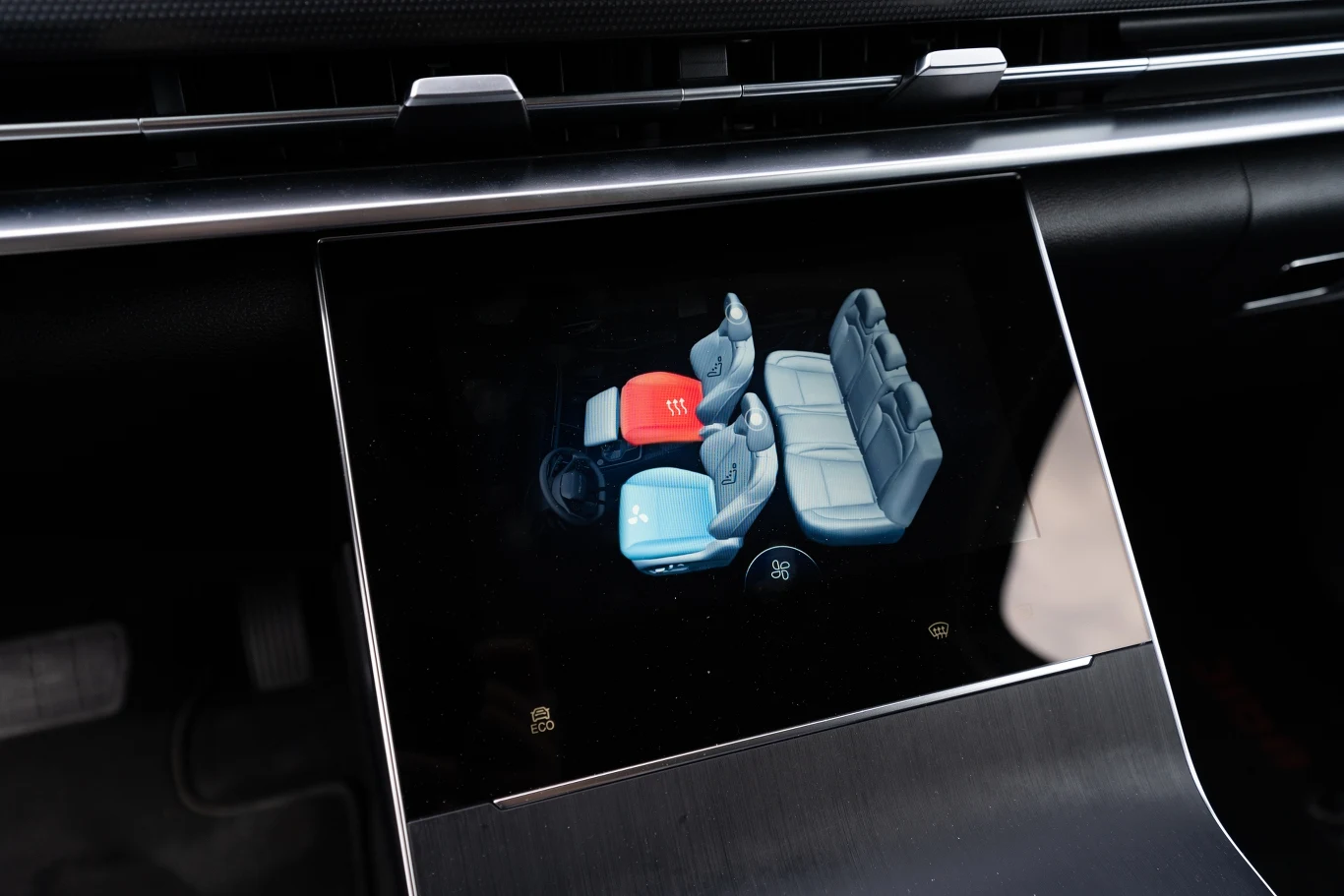 Ekran do sterowania klimatyzacją jest pod ręką i ma przyjemny dla oka wygląd.