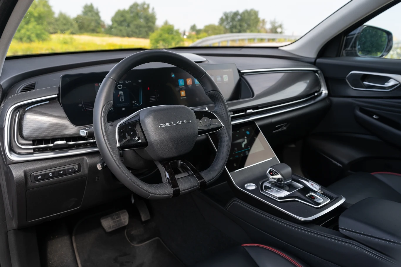 Kierownicę wykończono z plastików i tworzyw o niezbyt atrakcyjnym wyglądzie. 