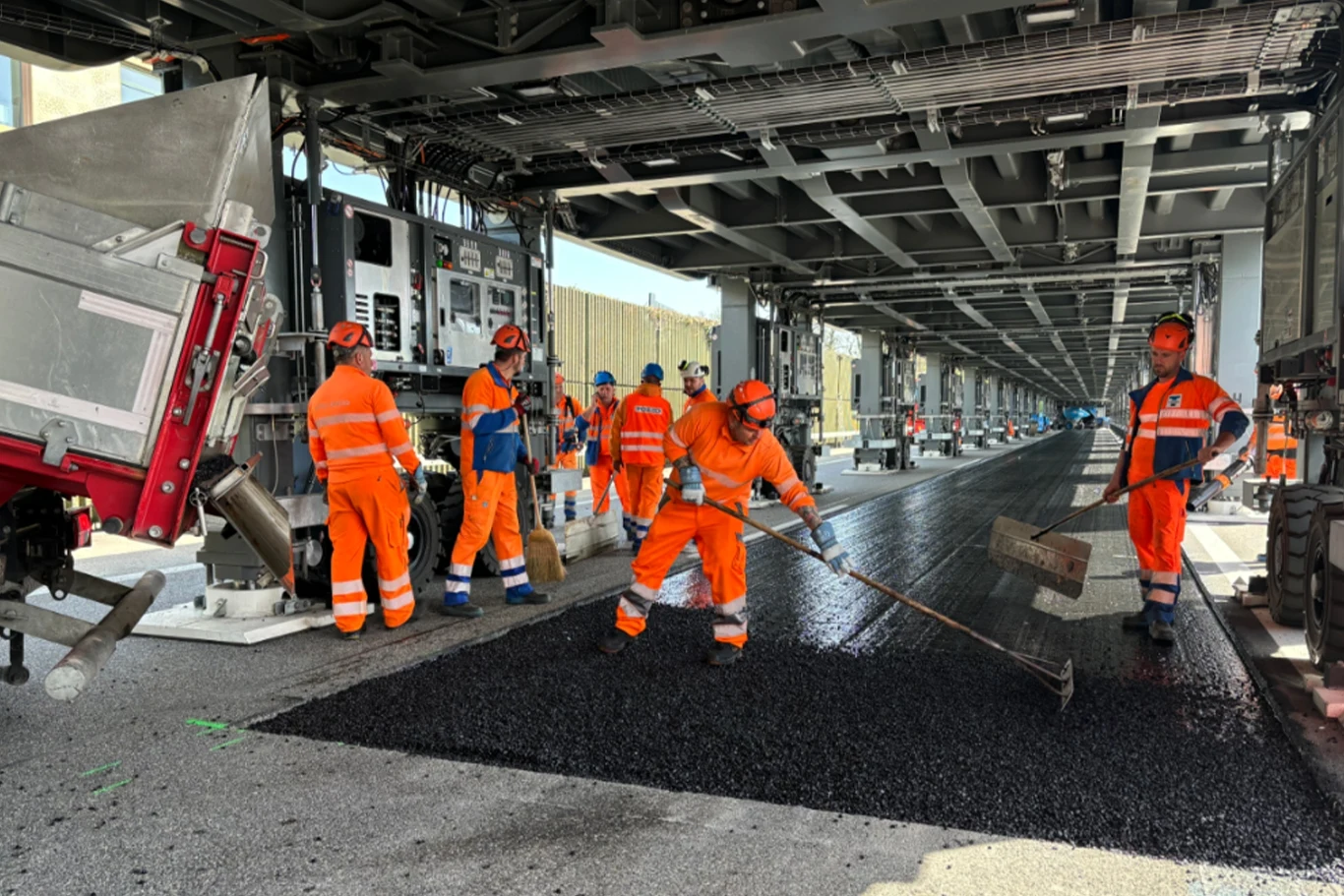 Co więcej, cała konstrukcja waży blisko 1250 ton, a mimo to jego rozłożenie jest kwestią jednego weekendu/Szwajcarski Federalny Urząd Dróg Co więcej, cała konstrukcja waży blisko 1250 ton, a mimo to jego rozłożenie jest kwestią jednego weekendu/Szwajcarski Federalny Urząd Dróg
