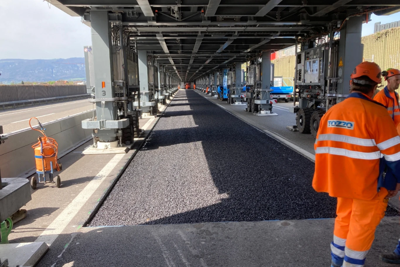 Obiekt złożony z 22 modułów sterowany jest zdalnie jednostką hydrauliczną/Szwajcarski Federalny Urząd Dróg Obiekt złożony z 22 modułów sterowany jest zdalnie jednostką hydrauliczną/Szwajcarski Federalny Urząd Dróg