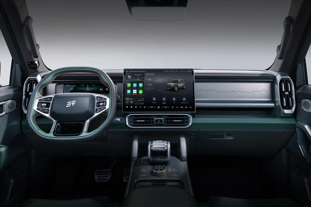 Wnętrze terenowego modelu T2 zaskakuje nowoczesnymi rozwiązaniami. Dwa wielkie ekrany i oświetlenie ambient to standardowe wyposażenie.
