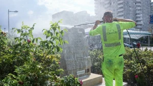 Mycie zdewastowanej tablicy u zbiegu ul. Wolskiej i Płockiej w Warszawie, upamiętniającej ofiary drugiej wojny światowej